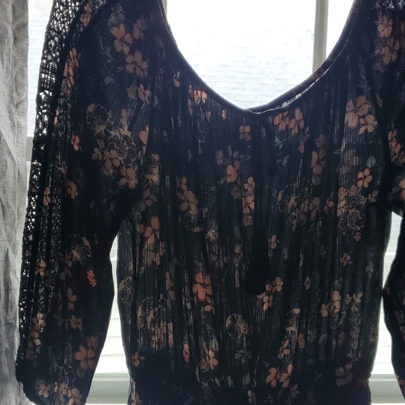 Black with pink floral long-sleeved romper - Picture 4 of 4